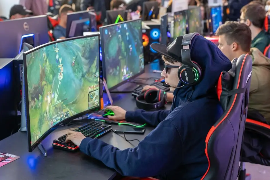 5 Monitor Gaming 240Hz Terbaik di Bawah 5 Juta untuk Game FPS (2026)